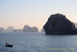 îlot de la tête humaine dans la baie d'Halong au Vietnam