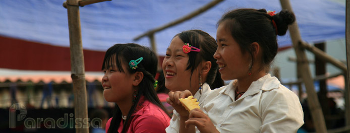 Hmong girls at Can Cau dominical market